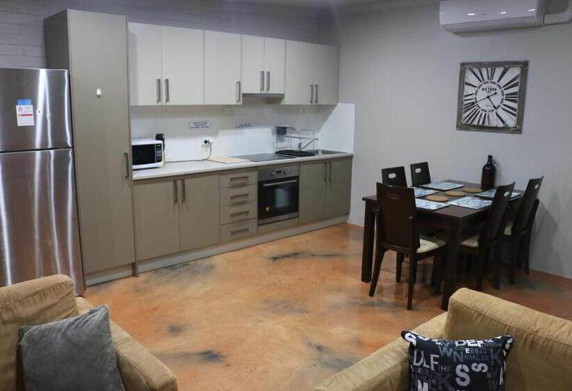 דירת שלושה חדרים, Westside Studio Apartments