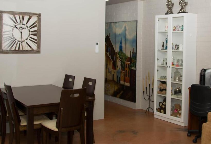 침실 3개 아파트, Westside Studio Apartments