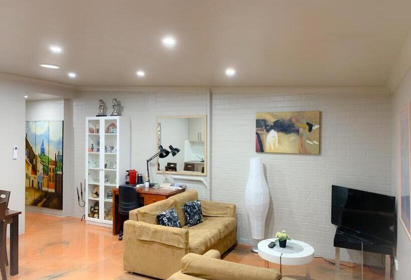 דירת שלושה חדרים, Westside Studio Apartments