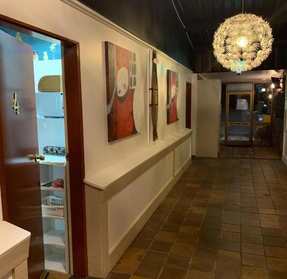 스탠다드 스튜디오, Westside Studio Apartments
