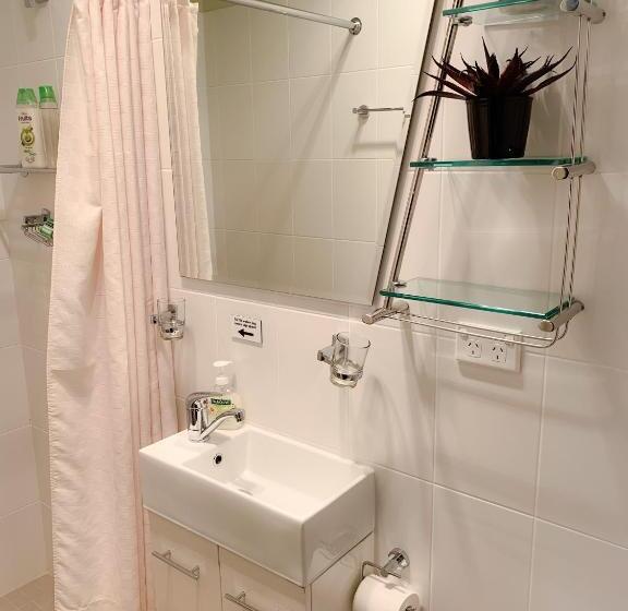 חדר בסיסי פנימי, Westside Studio Apartments