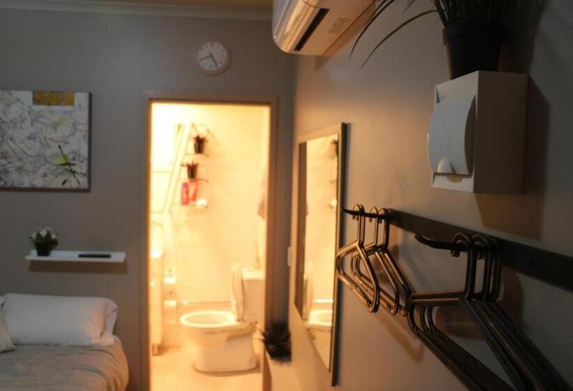 חדר בסיסי פנימי, Westside Studio Apartments