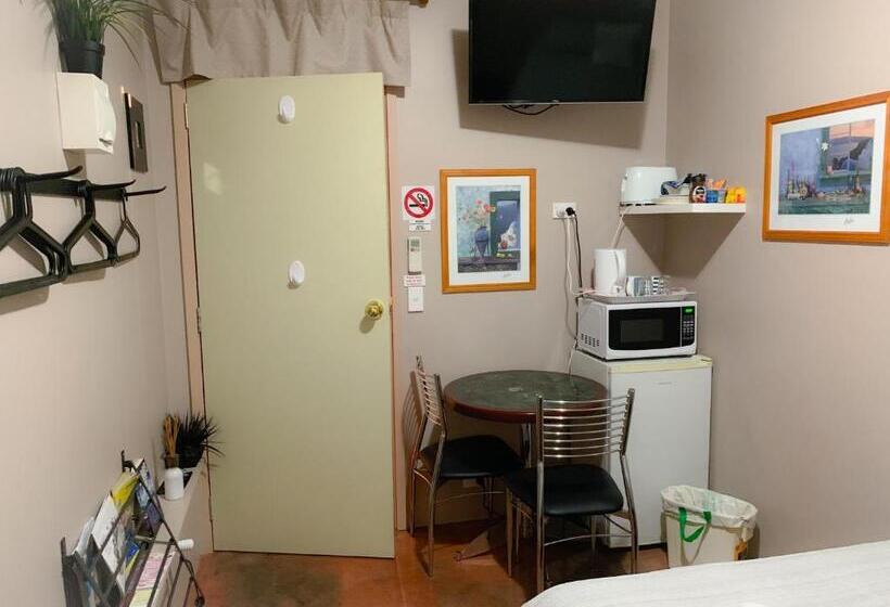 חדר בסיסי פנימי, Westside Studio Apartments