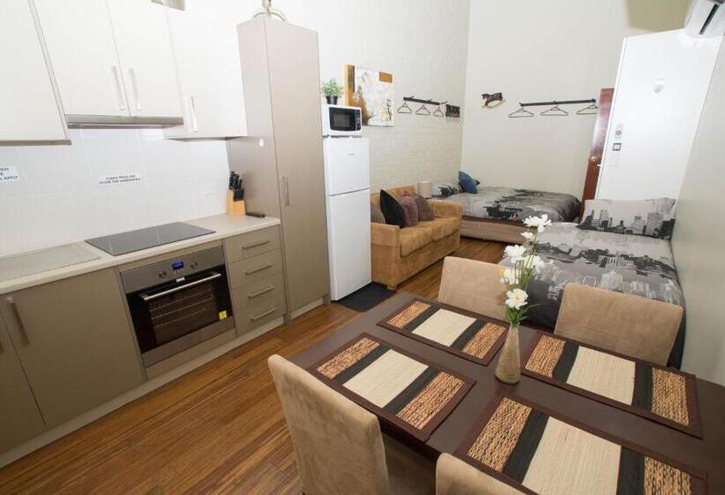 דירת חדר, Westside Studio Apartments