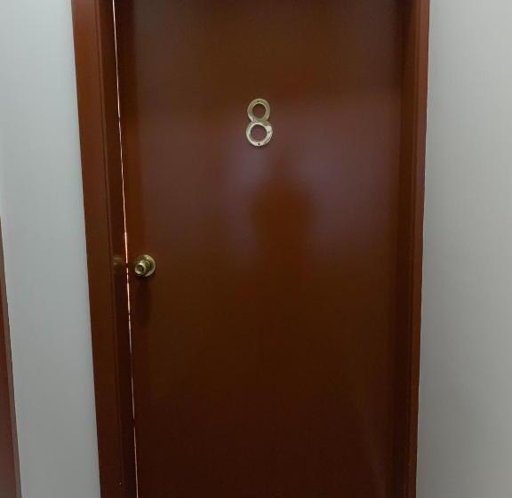 דירת חדר, Westside Studio Apartments