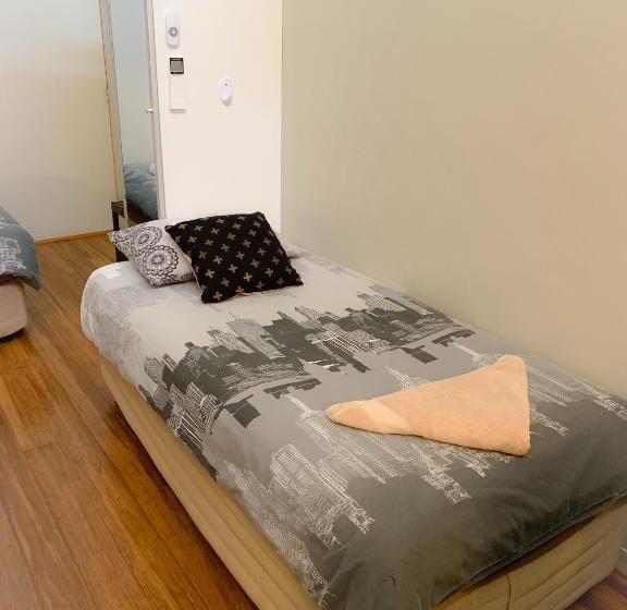 דירת חדר, Westside Studio Apartments