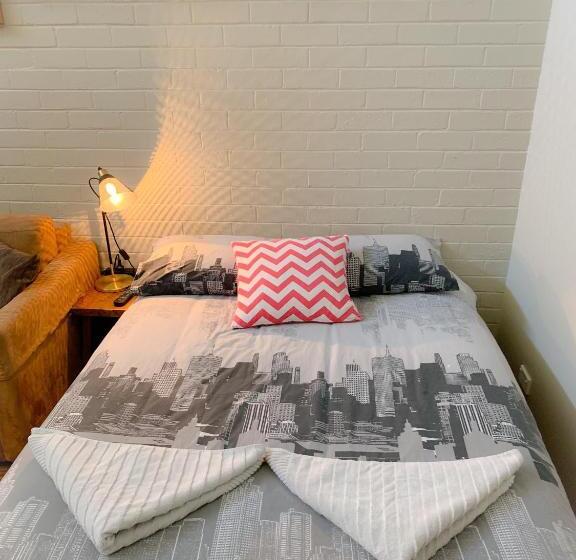 דירת חדר, Westside Studio Apartments