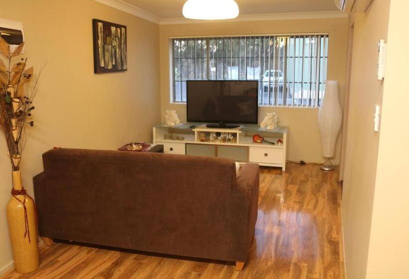 דירת שני חדרים, Westside Studio Apartments