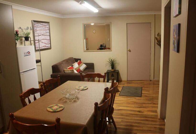 침실 2개 아파트, Westside Studio Apartments