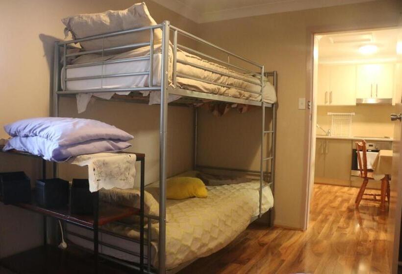 דירת שני חדרים, Westside Studio Apartments