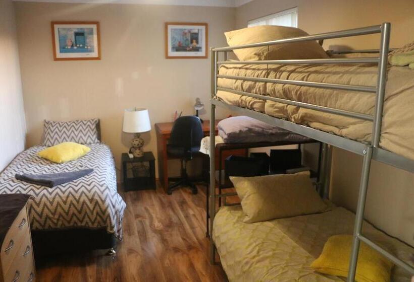 דירת שני חדרים, Westside Studio Apartments