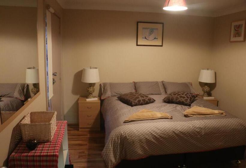 דירת שני חדרים, Westside Studio Apartments