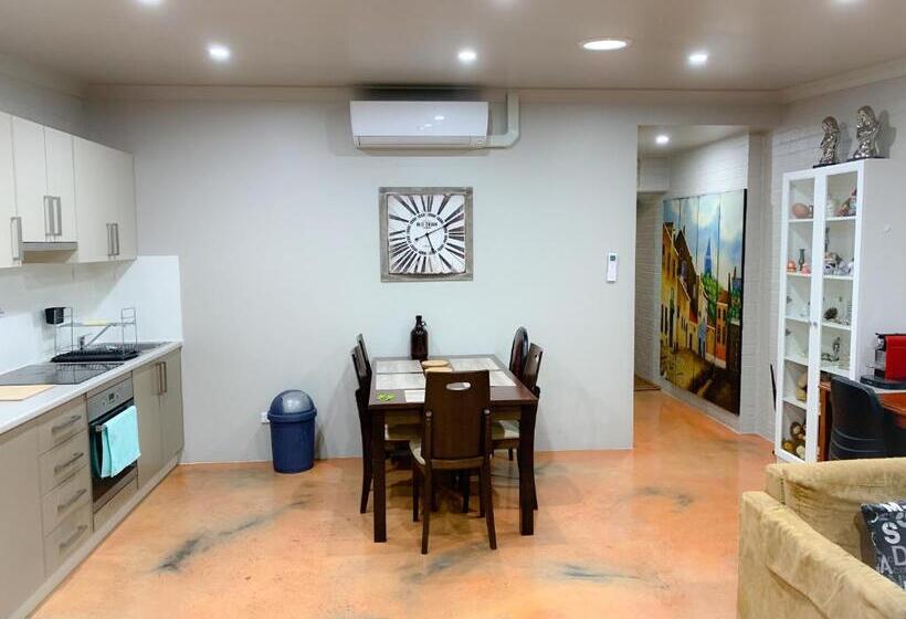 דירת שלושה חדרים, Westside Studio Apartments