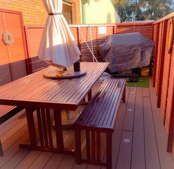 דירת שלושה חדרים, Westside Studio Apartments