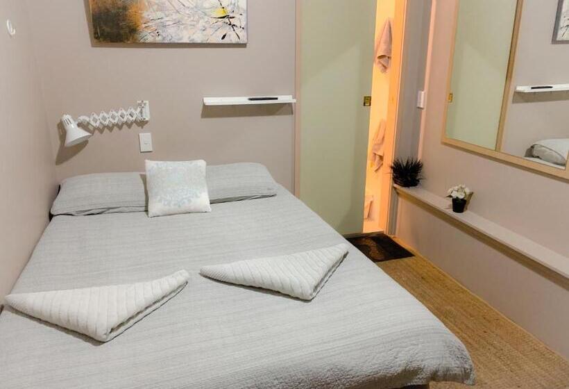 חדר בסיסי פנימי, Westside Studio Apartments