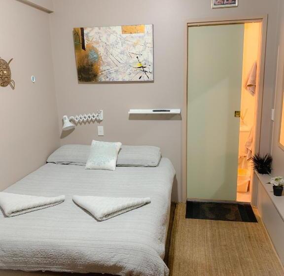 חדר בסיסי פנימי, Westside Studio Apartments