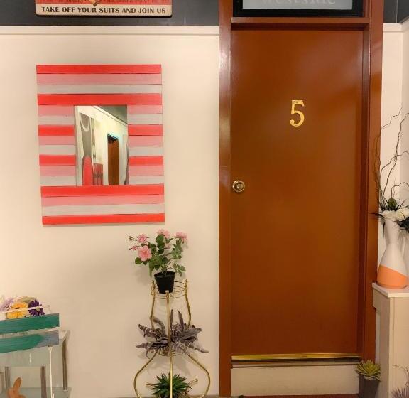 חדר בסיסי פנימי, Westside Studio Apartments