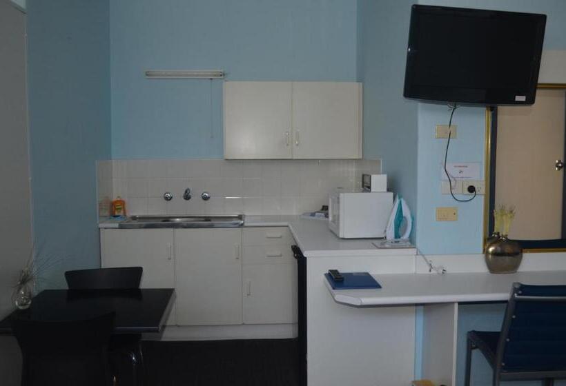 חדר משפחתי, Tall Timbers Motel