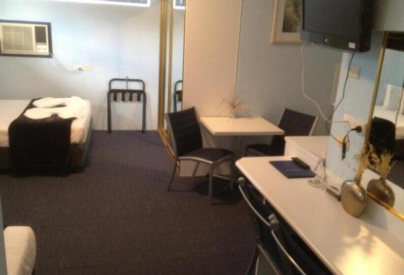 חדר משפחתי, Tall Timbers Motel