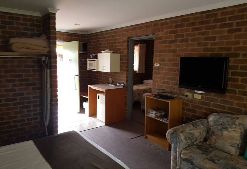 חדר משפחתי, Barham Colonial Motel