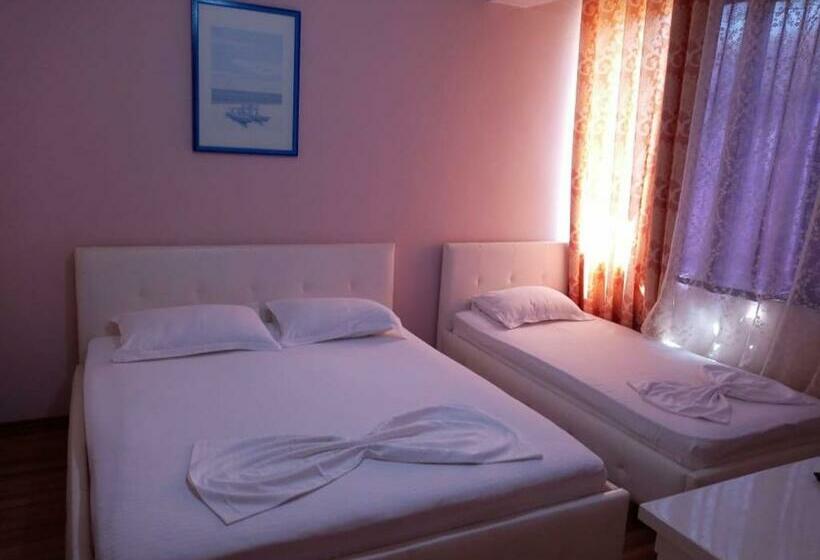 スタンダードトリプルルーム, British