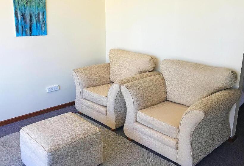 スイート, Lake Albert Motel