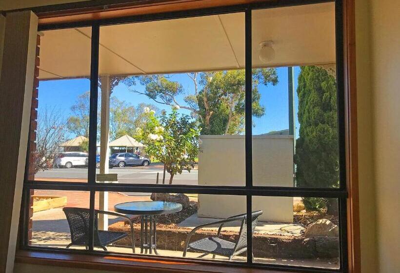 スイート, Lake Albert Motel