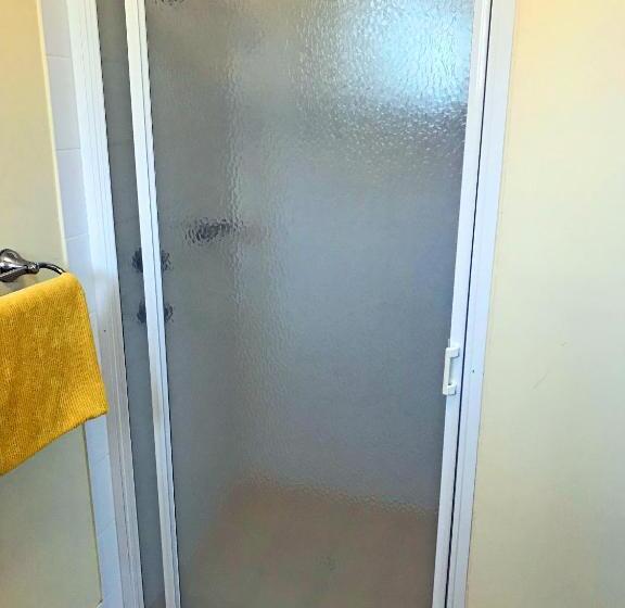 スイート, Lake Albert Motel