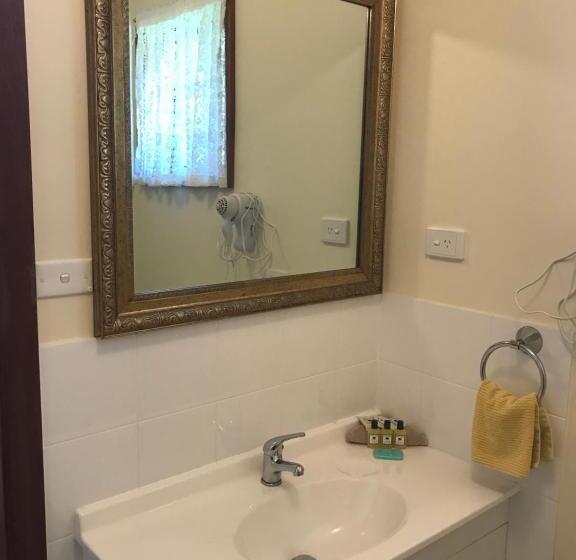 スイート, Lake Albert Motel