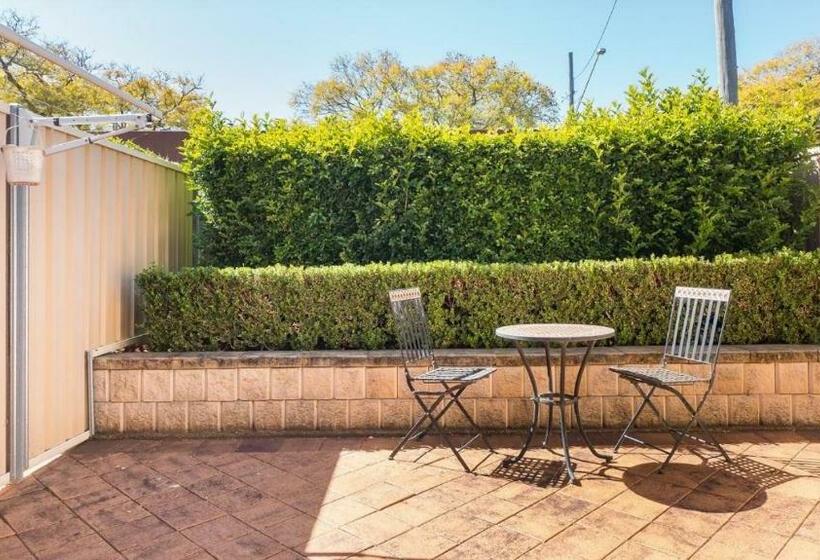 דירת חדר, Ruthmor Villas