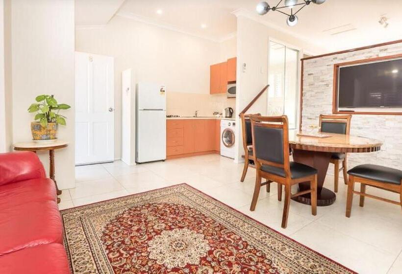 דירת חדר, Ruthmor Villas