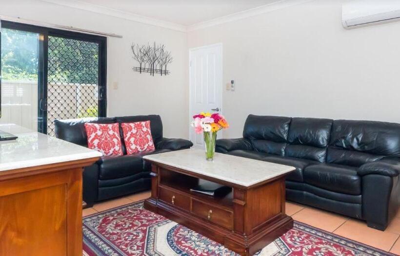 דירת שני חדרים, Ruthmor Villas