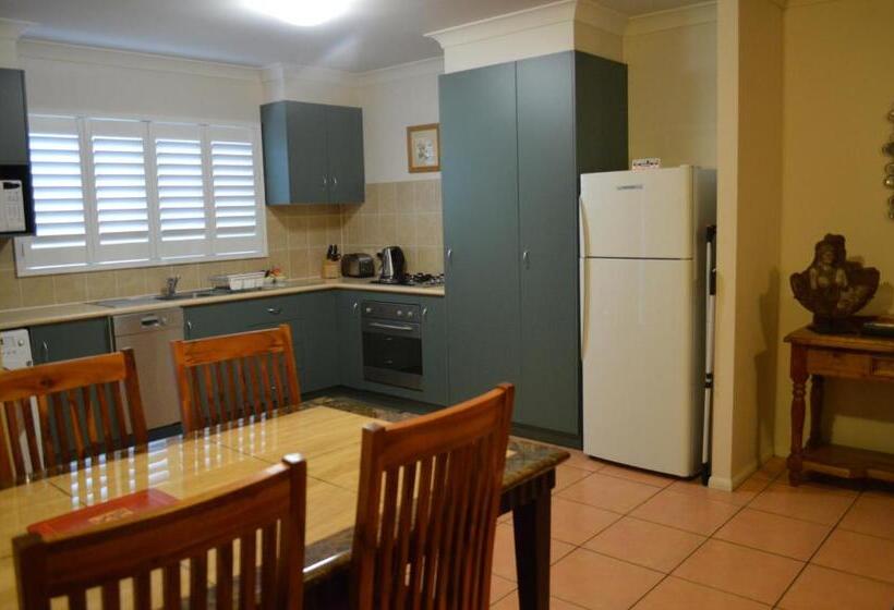 דירת שני חדרים, Ruthmor Villas