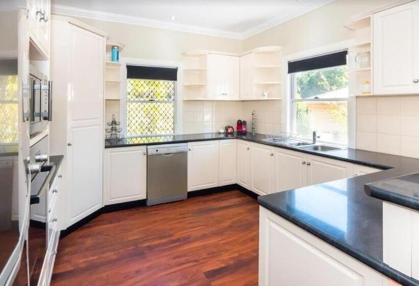 בית, 4 חדרי שינה, Ruthmor Villas