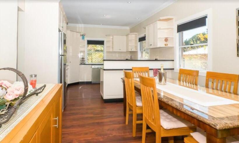 בית, 4 חדרי שינה, Ruthmor Villas