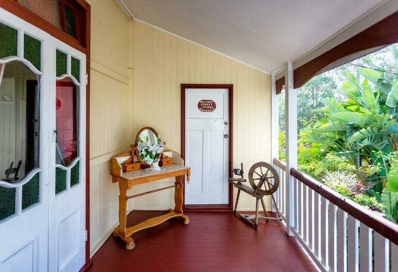 标准间, The Village B&b