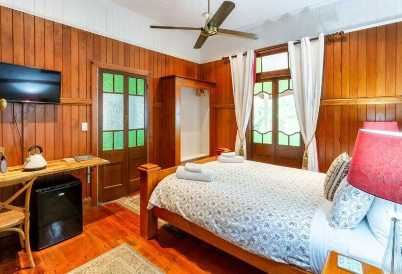 标准间, The Village B&b