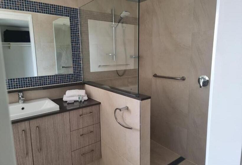 Superior 2-bedroom flat with sea view, The Waterford Prestige Apartments