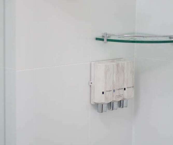 غرفة عائلية, Cara Motel