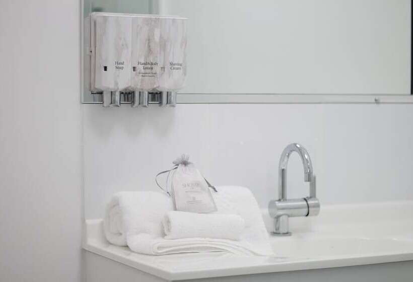 غرفة عائلية, Cara Motel