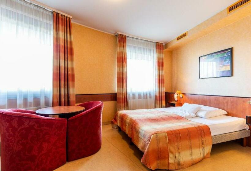 Номер Стандарт, Corner Motel