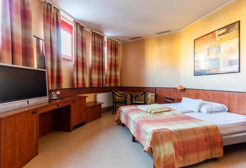 Номер Стандарт, Corner Motel