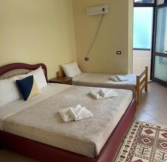 חדר סטנדרט לשלושה, Saint Marena