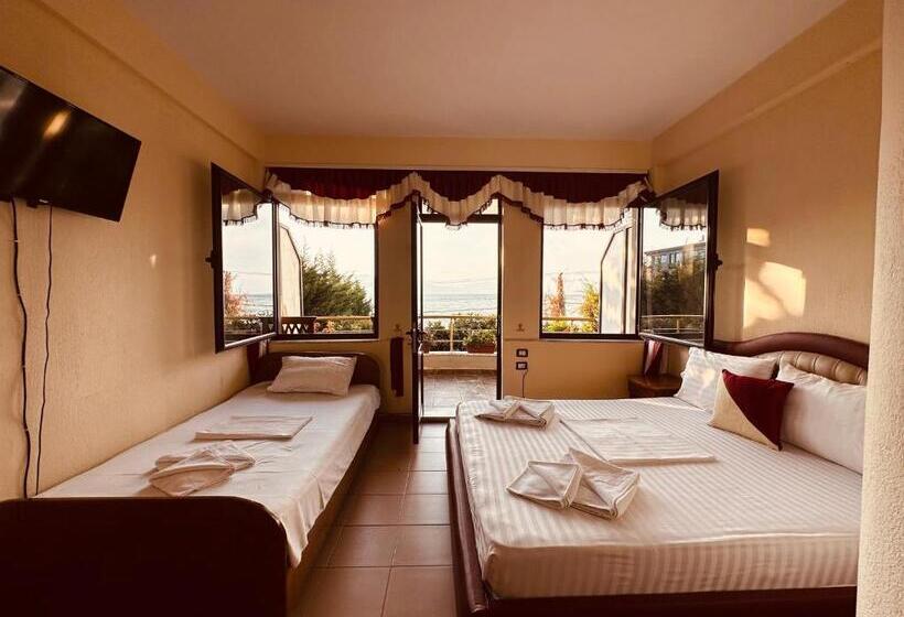 חדר סטנדרט לשלושה, Saint Marena