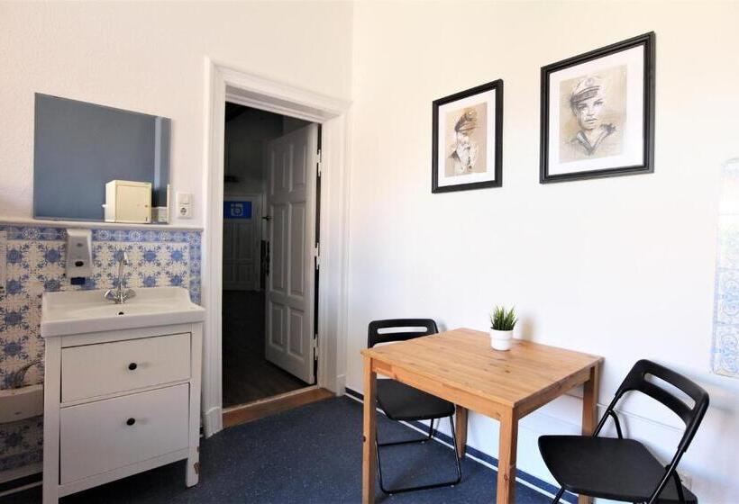 اتاق استاندارد با سرویس بهداشتی مشترک, Blue Doors Hostel Altstadt
