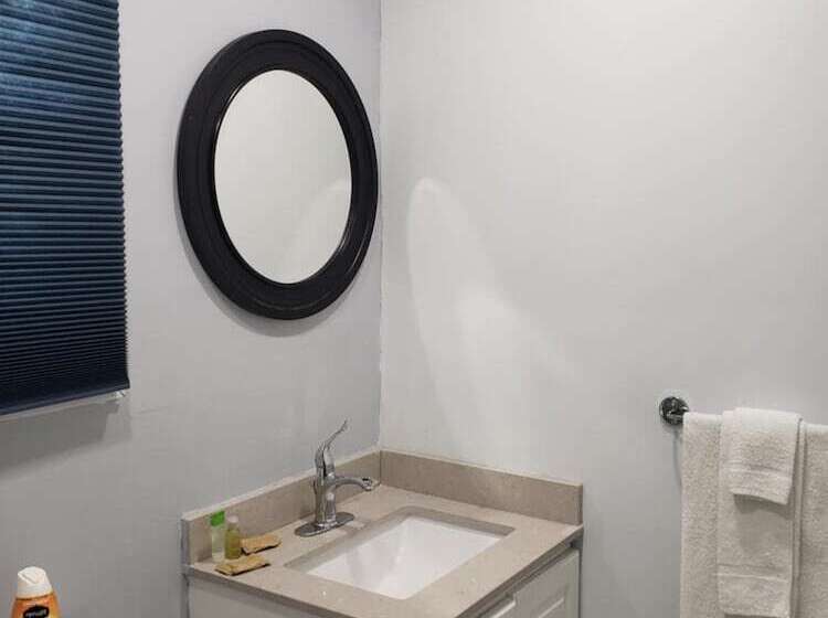 إستوديو قياسى, Lakeview Motel & Cottage