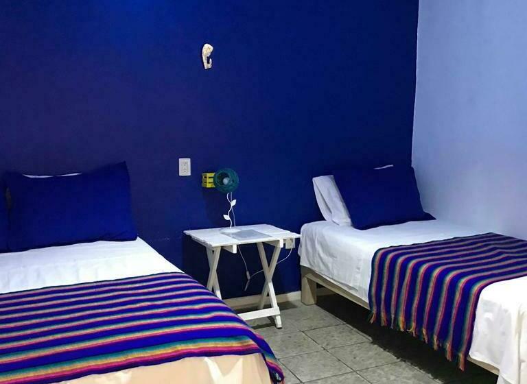 Standard Triple Room Shared Bathroom, Hostal Tlaquepaque