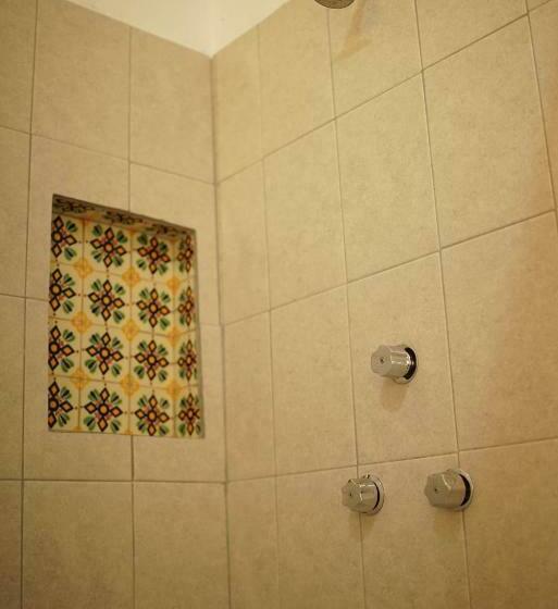 Standard Triple Room Shared Bathroom, Hostal Tlaquepaque