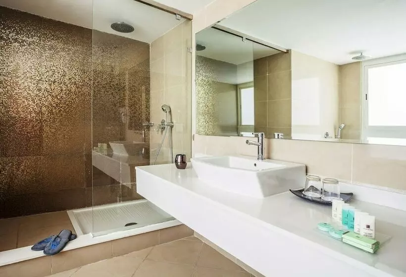 اتاق استاندارد سه تخته با چشم‌انداز باغ, Amadil Ocean Club