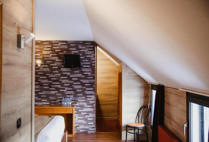 اتاق استاندارد چهار تخته, Cal Ruiz